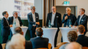 In der abschließenden Podiumsdiskussion mit allen Referierenden wurde deutlich, dass die Herausforderungen zwar groß sind, die Lösungsansätze jedoch längst auf dem Tisch liegen. Die Fragen der Nöte der Bauwirtschaft wurden nicht neu erfunden und sind ebenfalls lange bekannt. Foto: Gina Kühn/Vertelln