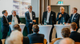 In der abschließenden Podiumsdiskussion mit allen Referierenden wurde deutlich, dass die Herausforderungen zwar groß sind, die Lösungsansätze jedoch längst auf dem Tisch liegen. Die Fragen der Nöte der Bauwirtschaft wurden nicht neu erfunden und sind ebenfalls lange bekannt. Foto: Gina Kühn/Vertelln
