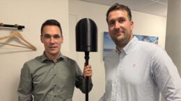 Matthias Reichert (links) und Philip Nodorp mit einer Drohnenabwehr-Antenne. Foto: Pusch
