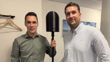 Matthias Reichert (links) und Philip Nodorp mit einer Drohnenabwehr-Antenne. Foto: Pusch